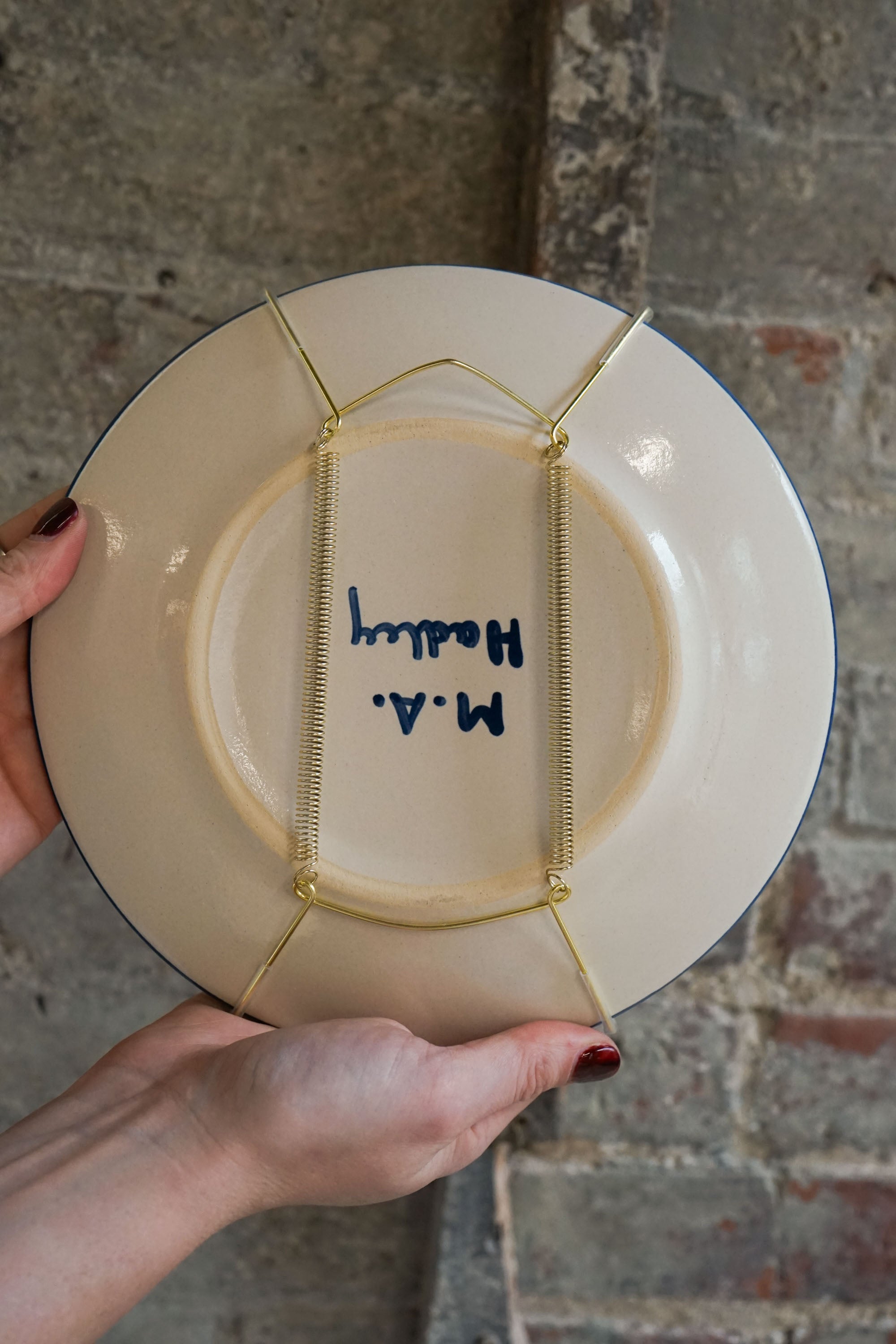 Medium Wall Mount Plate Hanger in Gold